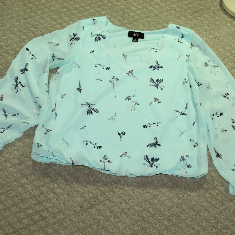 AGB Women's S Light Aqua Floral Patterned Scalloped V-Neck Blouse